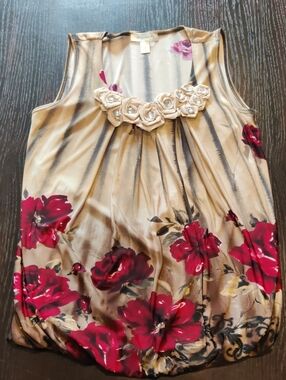 Dressbarn Beige Floral Sleeveless Top with Red Roses